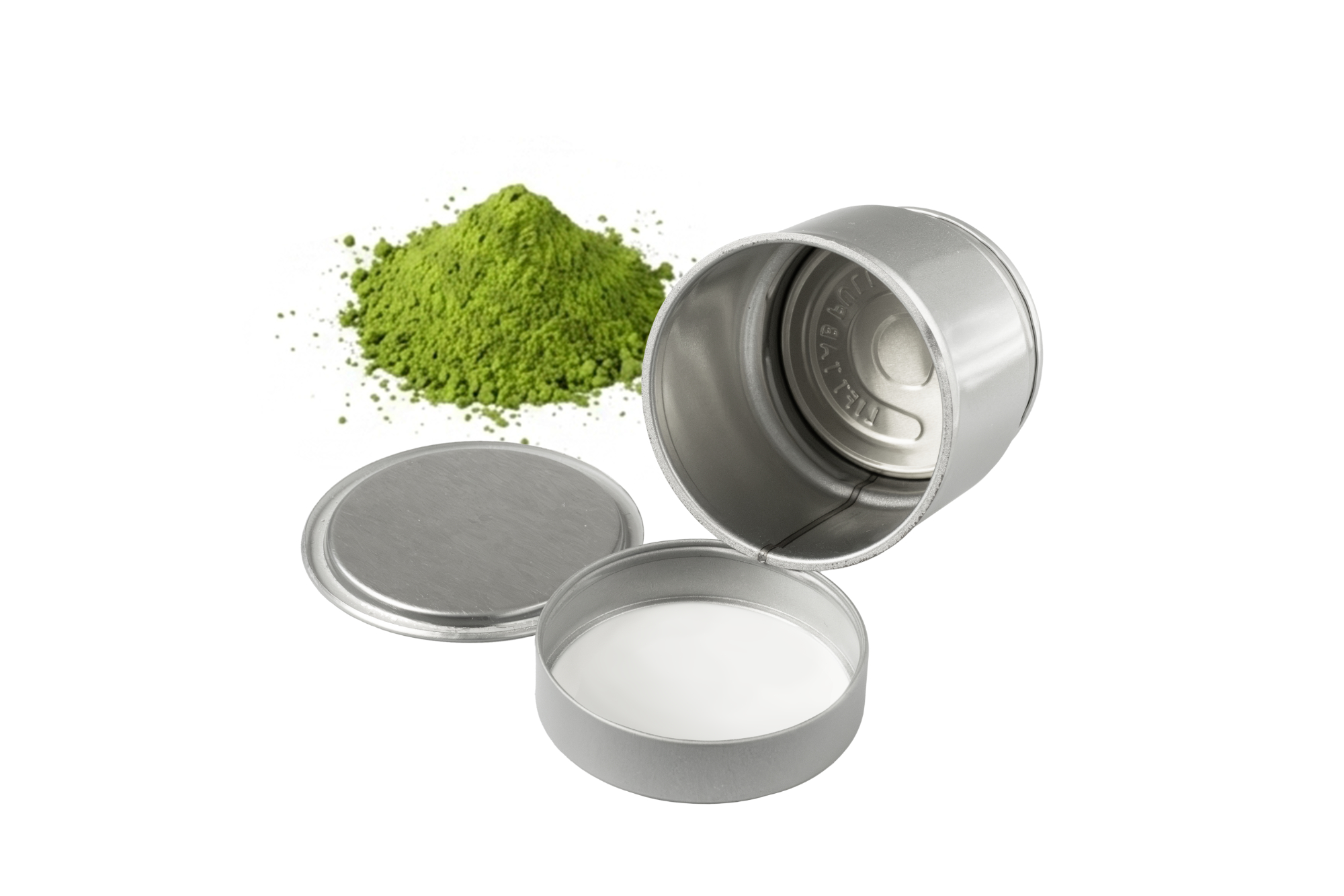 Geöffnete silberne Runddose aus Metall mit Deckel und Inneneinsatz auf weißem Hintergrund. Die Dose liegt seitlich und zeigt ihr Inneres. Daneben befindet sich eine kleine Menge grünes Matcha-Pulver zur Veranschaulichung der Verwendung.