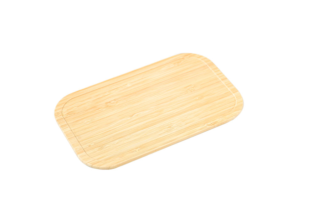 Angled view Rectangular bamboo lid for lunch box – smooth surface made of light bamboo wood on a white background