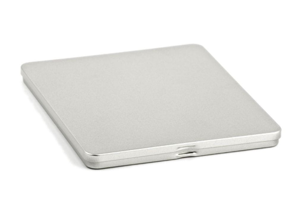Geschlossene eckige CD-Metallbox aus silberfarbenem Metall, flaches Design, auf neutralem Hintergrund fotografiert.