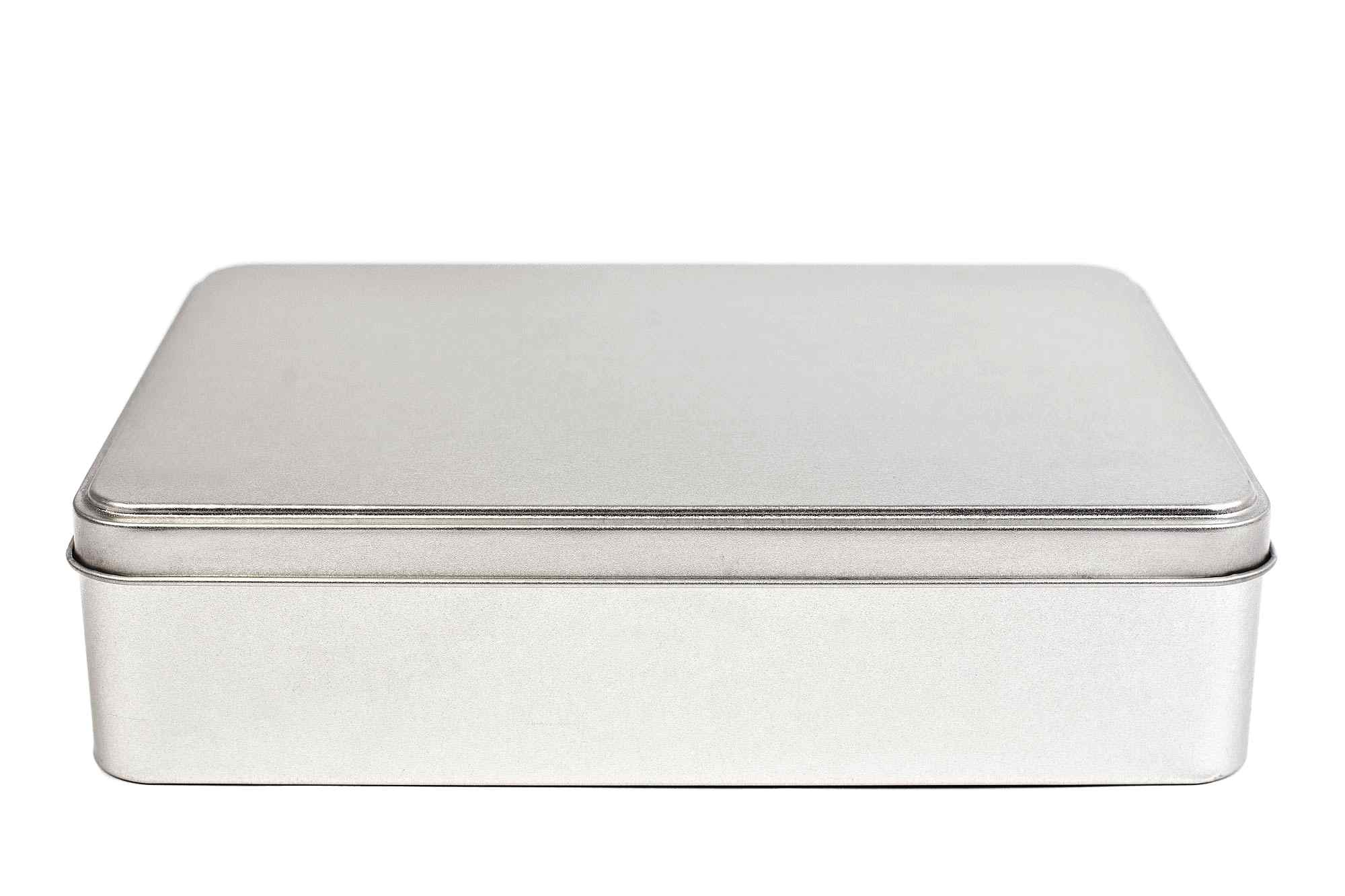 Geschlossene rechteckige Blechdose aus silberfarbenem Metall mit aufgesetztem Stülpdeckel, auf weißem Hintergrund.
