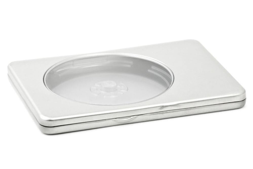 Geschlossene rechteckige DVD-Metalldose aus silberfarbenem Blech mit transparentem Sichtfenster im Deckel und integriertem Kunststofftray, neutraler Hintergrund.