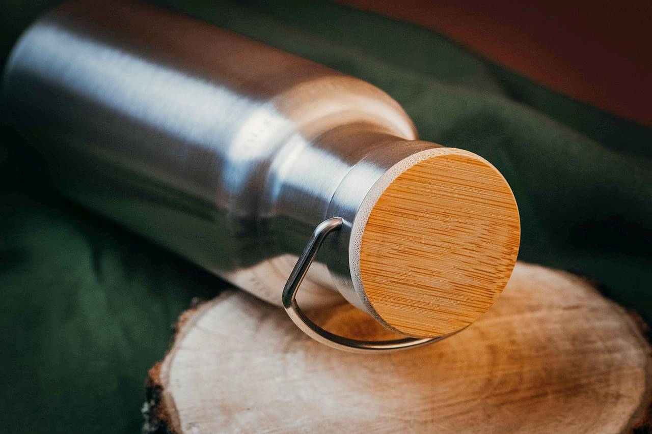 stainless steel bottle with bamboo lid