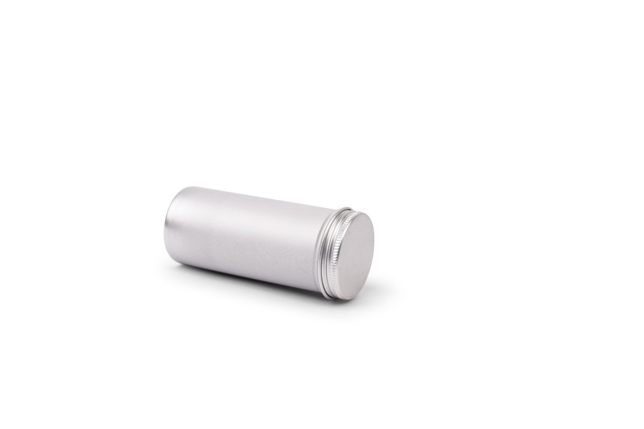Silberne Aluminiumdose mit Schraubverschluss, liegend auf weißem Hintergrund.