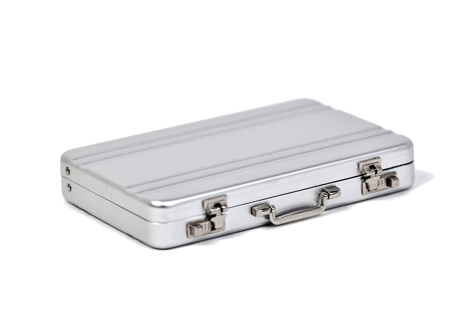 Geschlossener, rechteckiger Mini-Aluminiumkoffer in Silber mit Metallverschlüssen und Tragegriff, auf weißem Hintergrund.