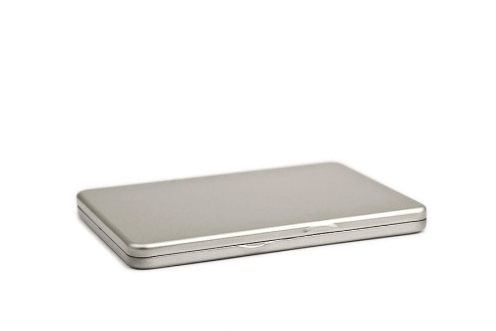 Geschlossene rechteckige DVD-Metalldose aus silberfarbenem Metall, schlichtes Design, neutraler Hintergrund.