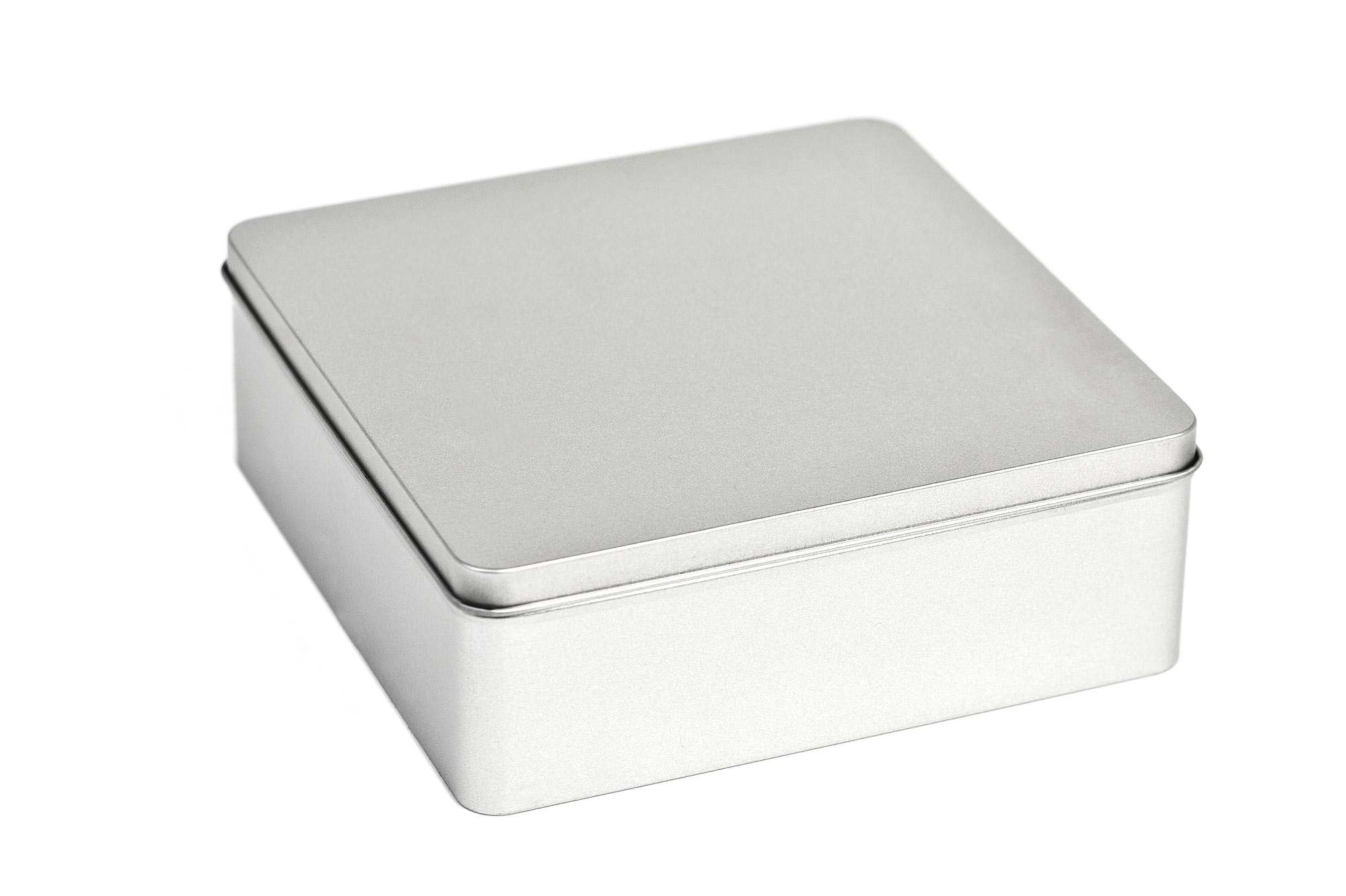Geschlossene, quadratische Blechdose aus Weißblech mit flachem Stülpdeckel auf weißem Hintergrund.
